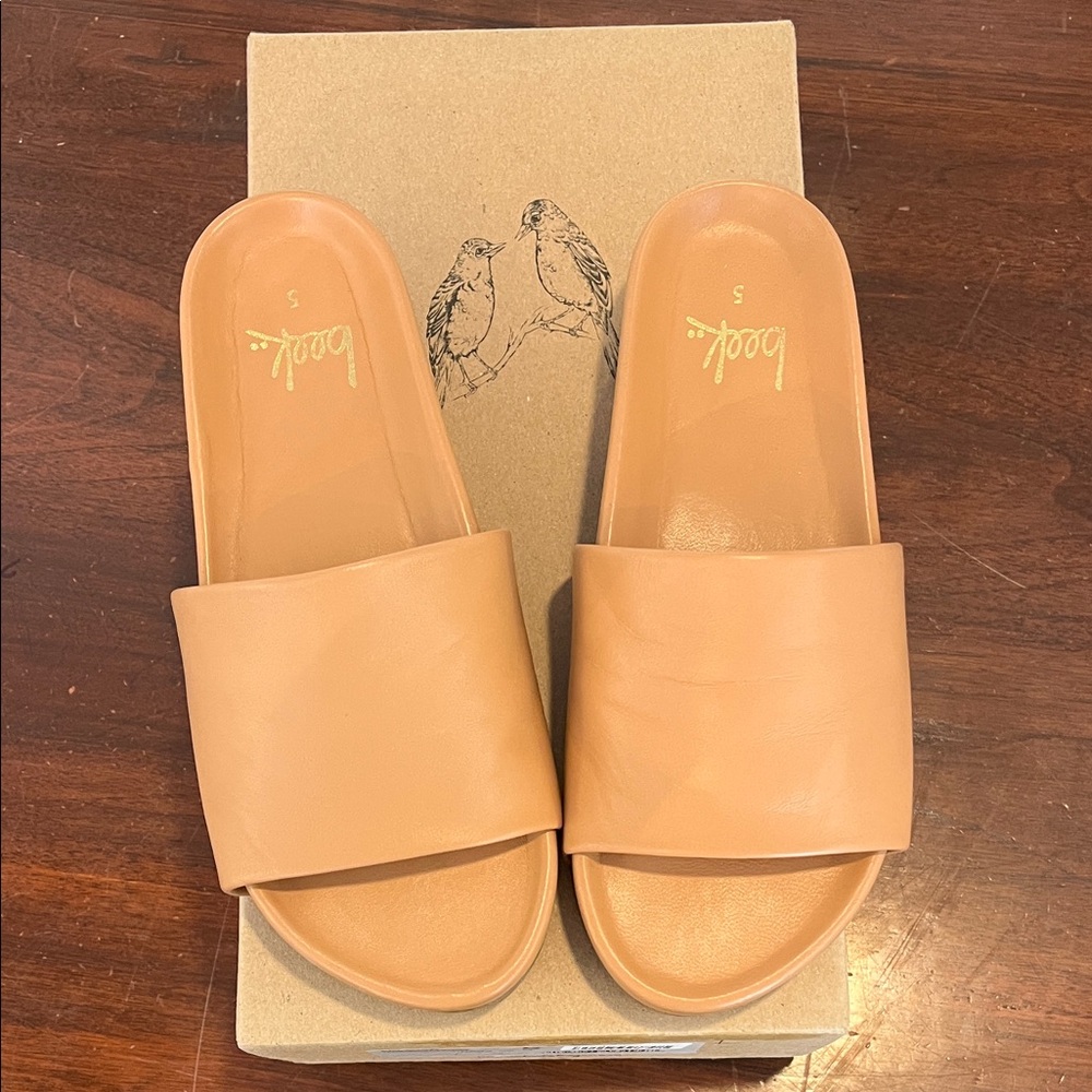 beek Women's Tan Sandals